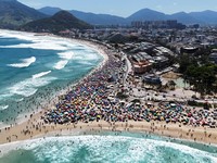 Potret Warga Penuhi Pantai, Selamatkan Diri dari Cuaca Panas Mendidih