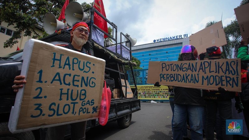 Pengemudi ojek online (ojol) melakukan unjuk rasa di depan gedung Kementerian Ketenagakerjaan (Kemnaker), Jakarta, Senin (17/2/2025). (CNBC Indonesia/Faisal Rahman)