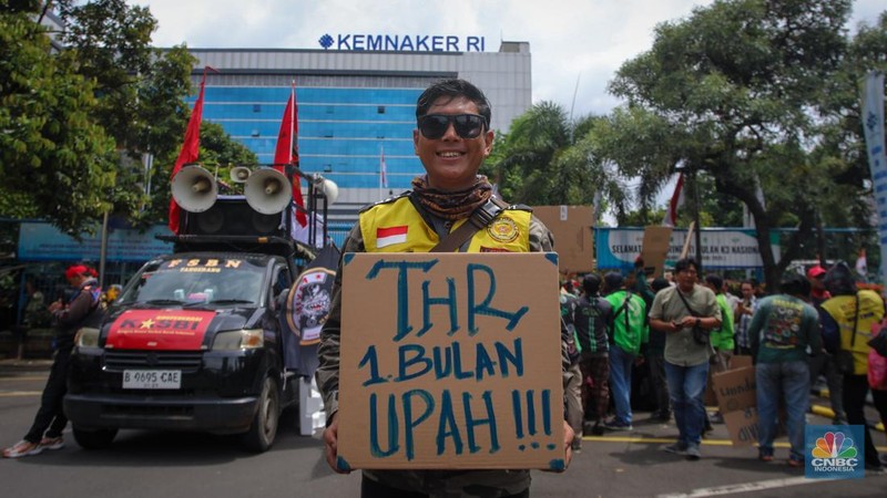 Pengemudi ojek online (ojol) melakukan unjuk rasa di depan gedung Kementerian Ketenagakerjaan (Kemnaker), Jakarta, Senin (17/2/2025). (CNBC Indonesia/Faisal Rahman)