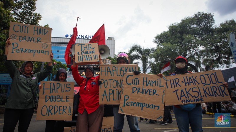 Pengemudi ojek online (ojol) melakukan unjuk rasa di depan gedung Kementerian Ketenagakerjaan (Kemnaker), Jakarta, Senin (17/2/2025). (CNBC Indonesia/Faisal Rahman)