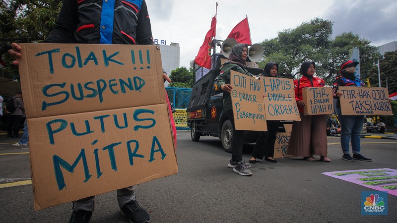 Pengemudi ojek online (ojol) melakukan unjuk rasa di depan gedung Kementerian Ketenagakerjaan (Kemnaker), Jakarta, Senin (17/2/2025). (CNBC Indonesia/Faisal Rahman)
