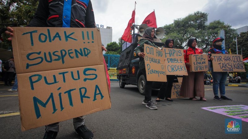 Pengemudi ojek online (ojol) melakukan unjuk rasa di depan gedung Kementerian Ketenagakerjaan (Kemnaker), Jakarta, Senin (17/2/2025). (CNBC Indonesia/Faisal Rahman)