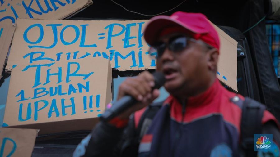 Pengemudi ojek online (ojol) melakukan unjuk rasa di depan gedung Kementerian Ketenagakerjaan (Kemnaker), Jakarta, Senin (17/2/2025). (CNBC Indonesia/Faisal Rahman)