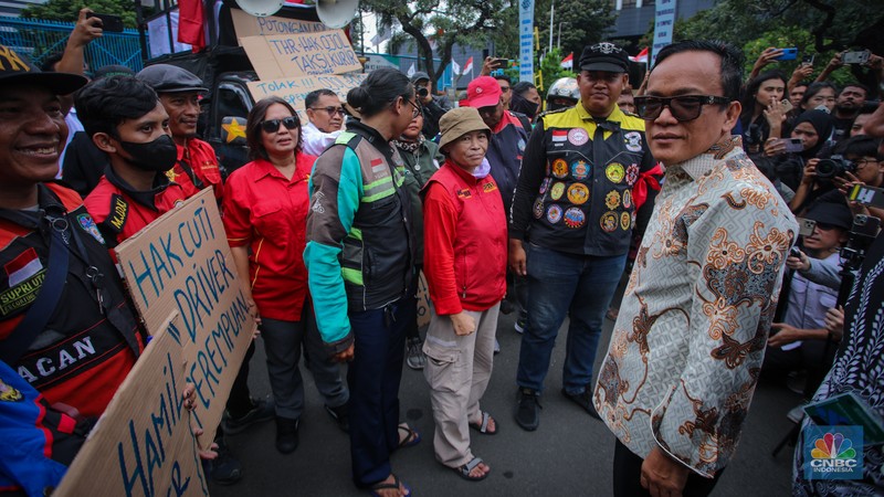 Pengemudi ojek online (ojol) melakukan unjuk rasa di depan gedung Kementerian Ketenagakerjaan (Kemnaker), Jakarta, Senin (17/2/2025). Pengemudi ojek online (ojol) melakukan unjuk rasa di depan gedung Kementerian Ketenagakerjaan (Kemnaker), Jakarta, Senin (17/2/2025). (CNBC Indonesia/Faisal Rahman)