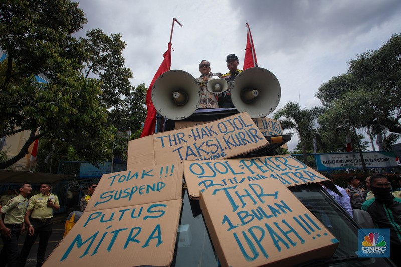 Pengemudi ojek online (ojol) melakukan unjuk rasa di depan gedung Kementerian Ketenagakerjaan (Kemnaker), Jakarta, Senin (17/2/2025). Pengemudi ojek online (ojol) melakukan unjuk rasa di depan gedung Kementerian Ketenagakerjaan (Kemnaker), Jakarta, Senin (17/2/2025). (CNBC Indonesia/Faisal Rahman)