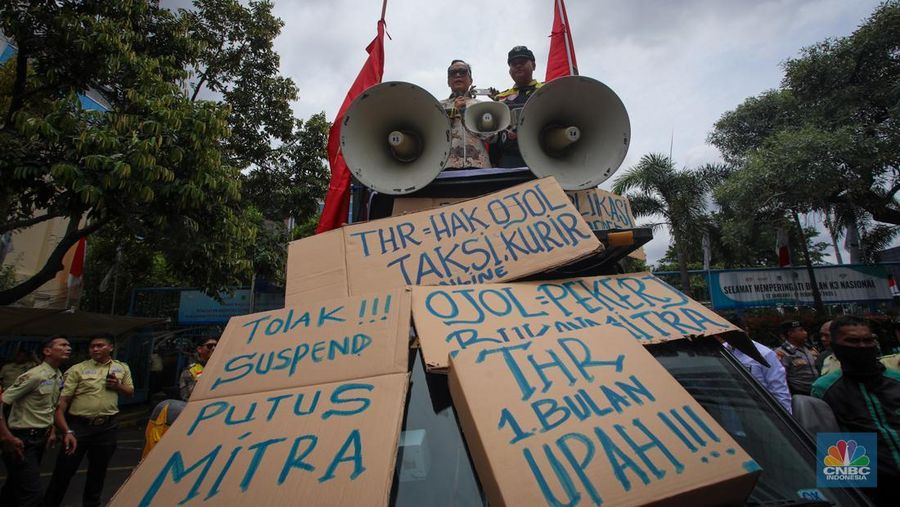 Pengemudi ojek online (ojol) melakukan unjuk rasa di depan gedung Kementerian Ketenagakerjaan (Kemnaker), Jakarta, Senin (17/2/2025). (CNBC Indonesia/Faisal Rahman)