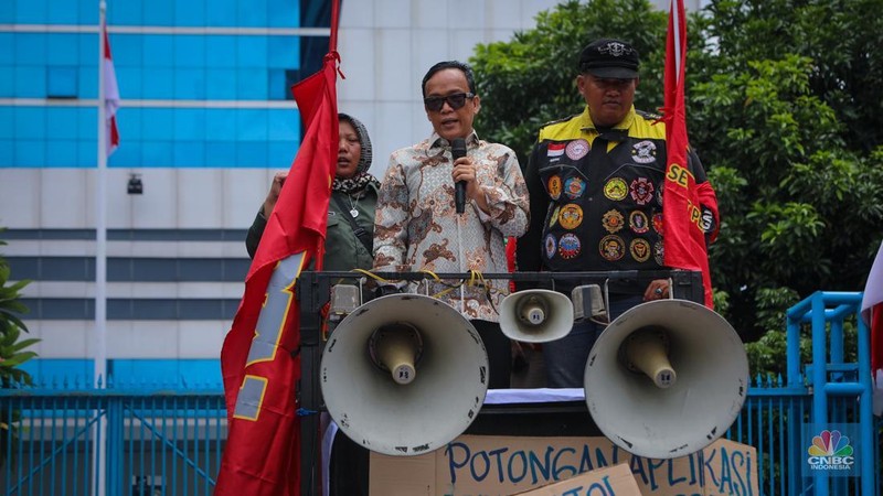 Pengemudi ojek online (ojol) melakukan unjuk rasa di depan gedung Kementerian Ketenagakerjaan (Kemnaker), Jakarta, Senin (17/2/2025). (CNBC Indonesia/Faisal Rahman)