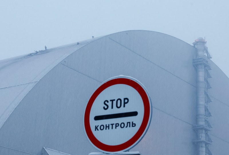 Pesawat nirawak atau drone Rusia dilaporkan menghantam pembangkit listrik tenaga nuklir yang hancur di Chernobyl mengakibatkan beberapa kerusakan. (REUTERS/Gleb Garanich) Pesawat nirawak atau drone Rusia dilaporkan menghantam pembangkit listrik tenaga nuklir yang hancur di Chernobyl mengakibatkan beberapa kerusakan. (REUTERS/Gleb Garanich)