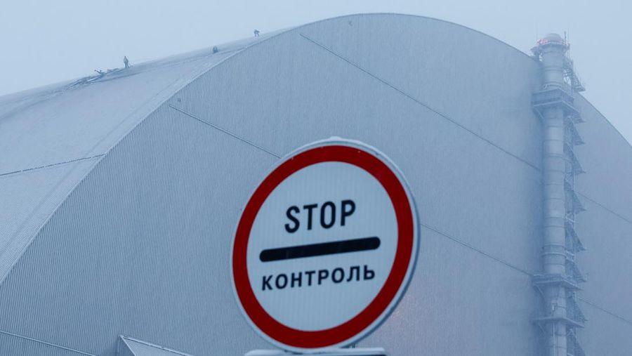 Pesawat nirawak atau drone Rusia dilaporkan menghantam pembangkit listrik tenaga nuklir yang hancur di Chernobyl mengakibatkan beberapa kerusakan. (REUTERS/Gleb Garanich)