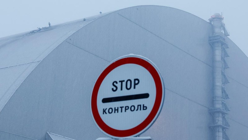 Pesawat nirawak atau drone Rusia dilaporkan menghantam pembangkit listrik tenaga nuklir yang hancur di Chernobyl mengakibatkan beberapa kerusakan. (REUTERS/Gleb Garanich)