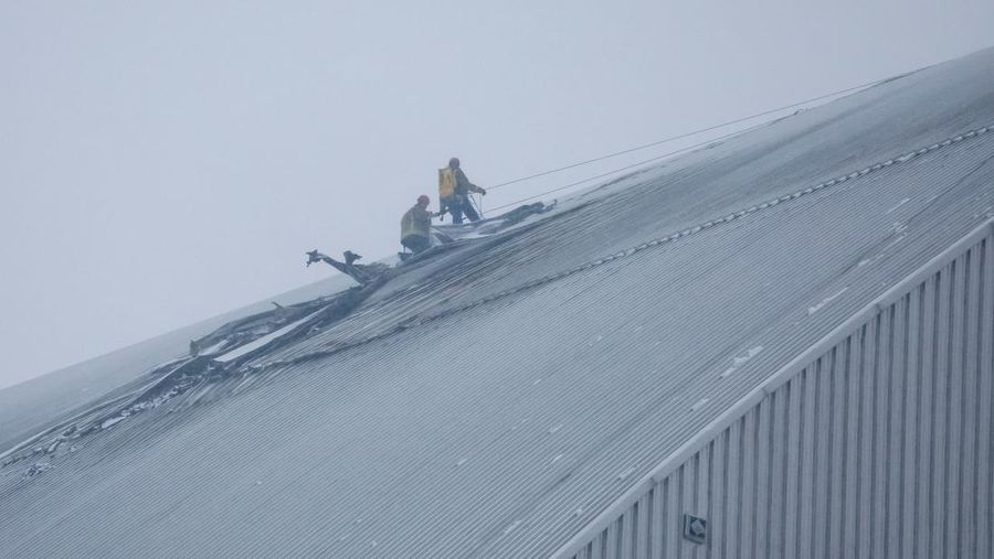 Pesawat nirawak atau drone Rusia dilaporkan menghantam pembangkit listrik tenaga nuklir yang hancur di Chernobyl mengakibatkan beberapa kerusakan. (REUTERS/Gleb Garanich)