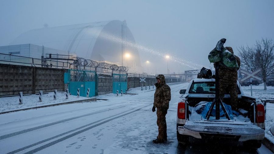 Pesawat nirawak atau drone Rusia dilaporkan menghantam pembangkit listrik tenaga nuklir yang hancur di Chernobyl mengakibatkan beberapa kerusakan. (REUTERS/Gleb Garanich)