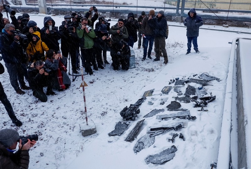 Pesawat nirawak atau drone Rusia dilaporkan menghantam pembangkit listrik tenaga nuklir yang hancur di Chernobyl mengakibatkan beberapa kerusakan. (REUTERS/Gleb Garanich) Pesawat nirawak atau drone Rusia dilaporkan menghantam pembangkit listrik tenaga nuklir yang hancur di Chernobyl mengakibatkan beberapa kerusakan. (REUTERS/Gleb Garanich)