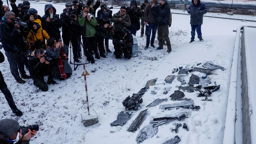 Pesawat nirawak atau drone Rusia dilaporkan menghantam pembangkit listrik tenaga nuklir yang hancur di Chernobyl mengakibatkan beberapa kerusakan. (REUTERS/Gleb Garanich)