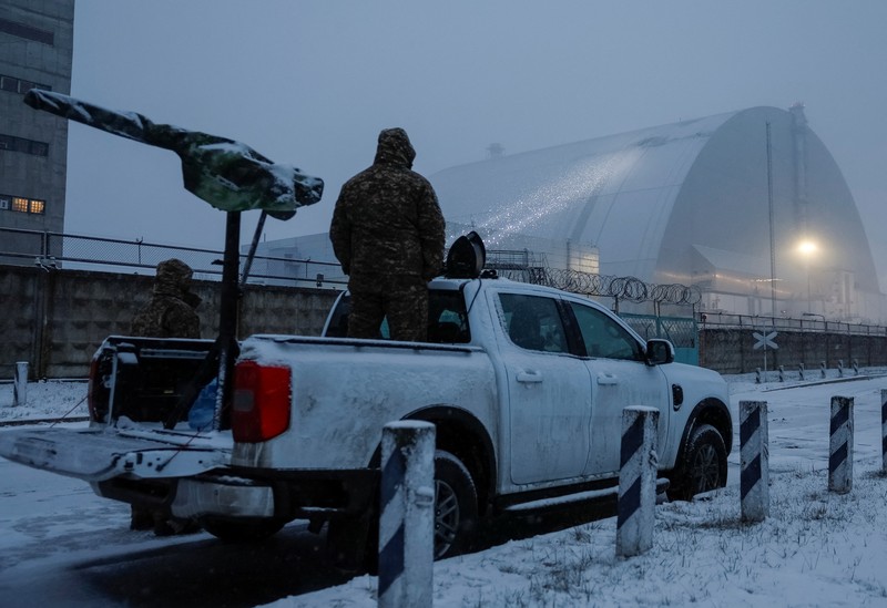 Pesawat nirawak atau drone Rusia dilaporkan menghantam pembangkit listrik tenaga nuklir yang hancur di Chernobyl mengakibatkan beberapa kerusakan. (REUTERS/Gleb Garanich) Pesawat nirawak atau drone Rusia dilaporkan menghantam pembangkit listrik tenaga nuklir yang hancur di Chernobyl mengakibatkan beberapa kerusakan. (REUTERS/Gleb Garanich)