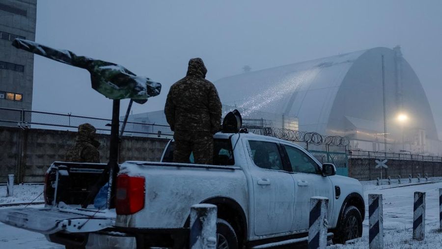 Pesawat nirawak atau drone Rusia dilaporkan menghantam pembangkit listrik tenaga nuklir yang hancur di Chernobyl mengakibatkan beberapa kerusakan. (REUTERS/Gleb Garanich)