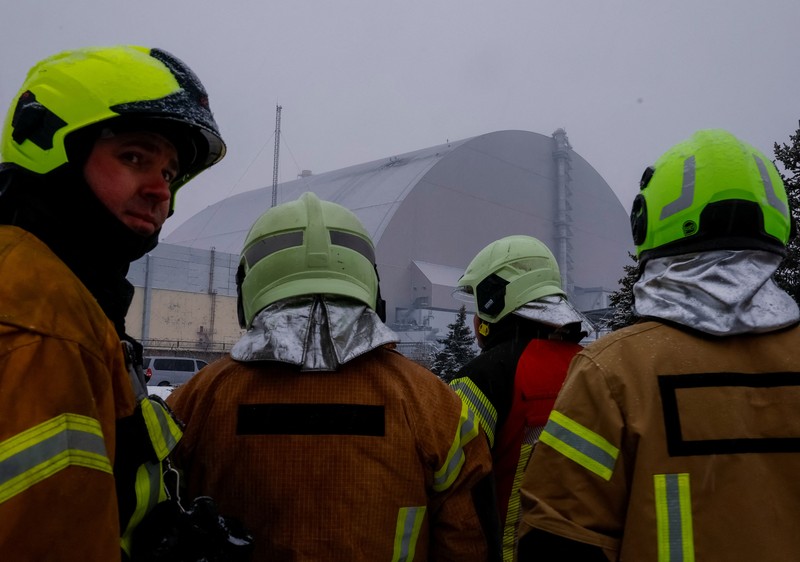 Pesawat nirawak atau drone Rusia dilaporkan menghantam pembangkit listrik tenaga nuklir yang hancur di Chernobyl mengakibatkan beberapa kerusakan. (REUTERS/Gleb Garanich)