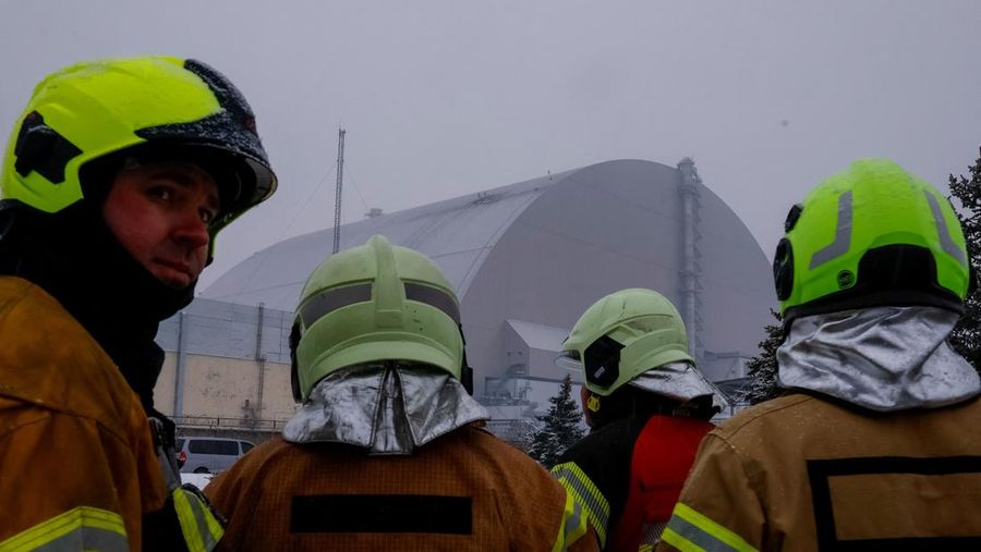 Pesawat nirawak atau drone Rusia dilaporkan menghantam pembangkit listrik tenaga nuklir yang hancur di Chernobyl mengakibatkan beberapa kerusakan. (REUTERS/Gleb Garanich)
