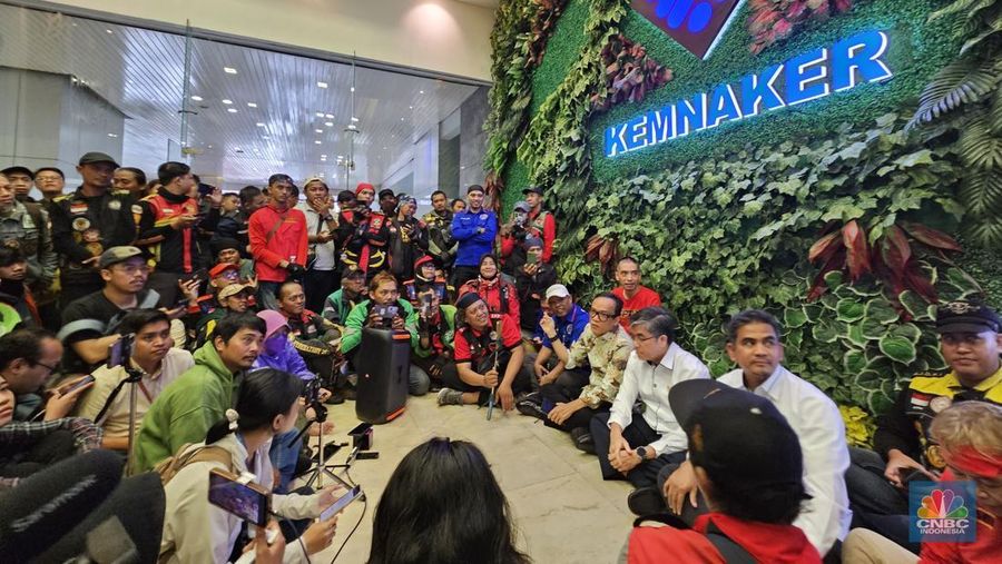 Pihak Kementerian Ketenagakerjaan menemui para pengemudi ojek online (ojol) dan pekerja angkutan yang melakukan demonstrasi untuk menuntut Tunjangan Hari Raya (THR) di depan Kantor Kemenaker, Senin (17/2/2025). (CNBC Indonesia/Intan Rakhmayanti Dewi)