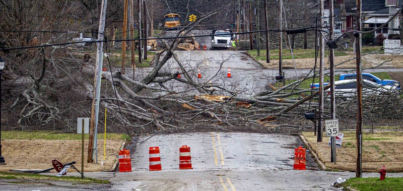 Sungai Barren yang menjulang tinggi mengalir melalui Bowling Green, Ky., Minggu, 16 Februari 2025, setelah hujan lebat yang dimulai Sabtu pagi membawa hampir lima inci hujan dan salju ke Warren County. (Jack Dobbs/Daily News via AP)