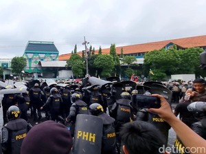Video: Demo Mahasiswa di DPRD Jatim Ricuh, Polisi Semprotkan Water Canon
