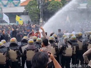 Kericuhan Pecah, Polisi di DPRD Jatim Tembakkan Air dari Water Cannon!