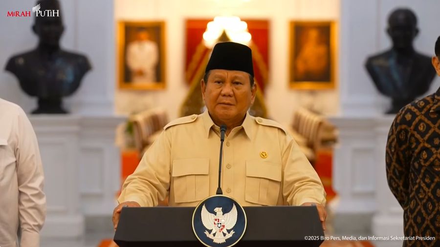 Presiden Prabowo Subianto memberikan Keterangan Pers Presiden RI Terkait Kewajiban Menyimpan DHE SDA di Dalam Negeri, Senin (17/2/2025). (Tangkapan Layar Youtube Sekretariat Presiden)