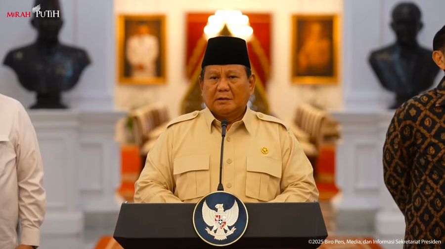 Presiden Prabowo Subianto memberikan Keterangan Pers Presiden RI Terkait Kewajiban Menyimpan DHE SDA di Dalam Negeri, Senin (17/2/2025). (Tangkapan Layar Youtube Sekretariat Presiden)