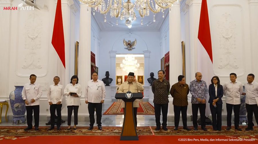 Presiden Prabowo Subianto memberikan Keterangan Pers Presiden RI Terkait Kewajiban Menyimpan DHE SDA di Dalam Negeri, Senin (17/2/2025).
