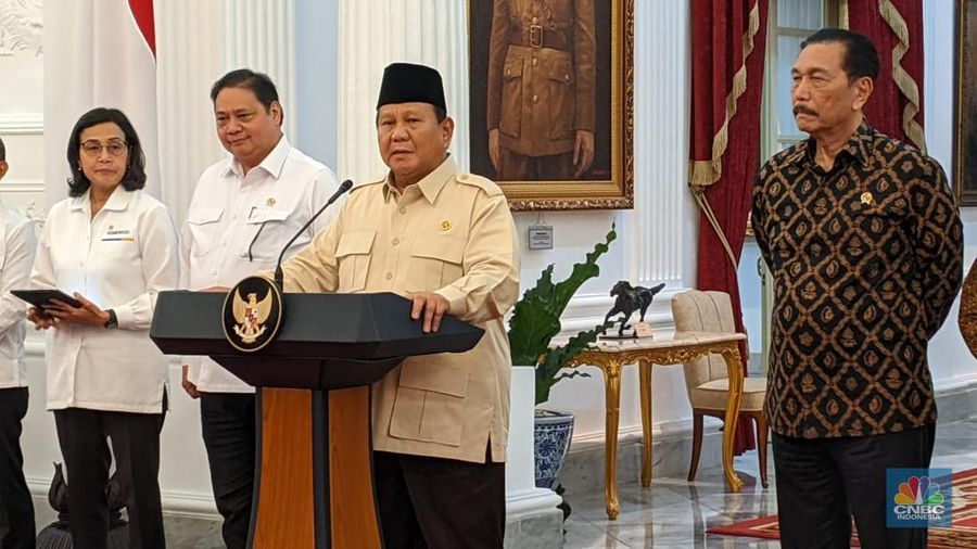 Presiden Prabowo Subianto memberikan Keterangan Pers Terkait Kewajiban Menyimpan DHE SDA di Dalam Negeri, Senin (17/2/2025). (CNBC Indonesia/Emir Yanwardhana)