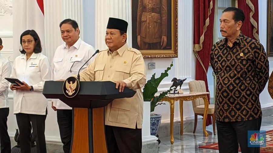 Presiden Prabowo Subianto memberikan Keterangan Pers Terkait Kewajiban Menyimpan DHE SDA di Dalam Negeri, Senin (17/2/2025). (²©²ÊÍøÕ¾/Emir Yanwardhana)