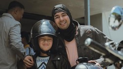 Momen Raffi Ahmad dan Rafathar Motoran di Labuan Bajo
