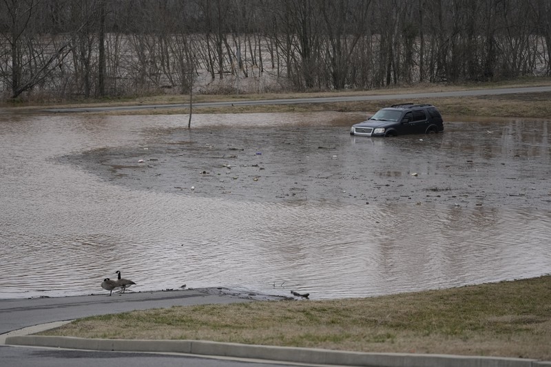 Sungai Barren yang menjulang tinggi mengalir melalui Bowling Green, Ky., Minggu, 16 Februari 2025, setelah hujan lebat yang dimulai Sabtu pagi membawa hampir lima inci hujan dan salju ke Warren County. (Jack Dobbs/Daily News via AP)