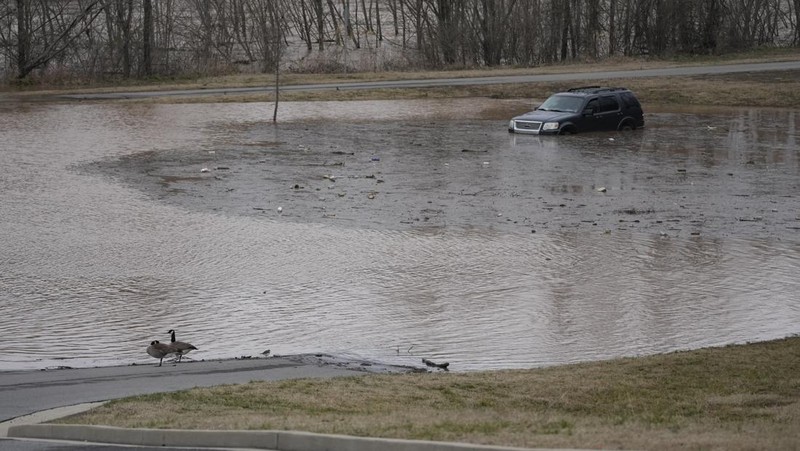 Sungai Barren yang menjulang tinggi mengalir melalui Bowling Green, Ky., Minggu, 16 Februari 2025, setelah hujan lebat yang dimulai Sabtu pagi membawa hampir lima inci hujan dan salju ke Warren County. (Jack Dobbs/Daily News via AP)