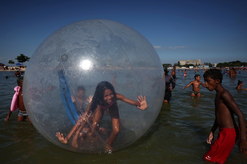 Pemandangan drone menunjukkan orang-orang menikmati pantai Macumba, selama gelombang panas di Rio de Janeiro, Brasil, 16 Februari 2025. Pemandangan drone menunjukkan orang-orang menikmati pantai Macumba, selama gelombang panas di Rio de Janeiro, Brasil, 16 Februari 2025. (REUTERS/Ricardo Moraes)