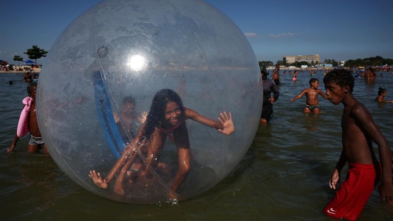 Pemandangan drone menunjukkan orang-orang menikmati pantai Macumba, selama gelombang panas di Rio de Janeiro, Brasil, 16 Februari 2025. (REUTERS/Ricardo Moraes)