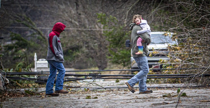 Sungai Barren yang menjulang tinggi mengalir melalui Bowling Green, Ky., Minggu, 16 Februari 2025, setelah hujan lebat yang dimulai Sabtu pagi membawa hampir lima inci hujan dan salju ke Warren County. (Jack Dobbs/Daily News via AP)