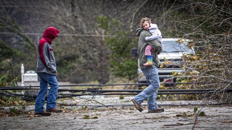 Sungai Barren yang menjulang tinggi mengalir melalui Bowling Green, Ky., Minggu, 16 Februari 2025, setelah hujan lebat yang dimulai Sabtu pagi membawa hampir lima inci hujan dan salju ke Warren County. (Jack Dobbs/Daily News via AP)
