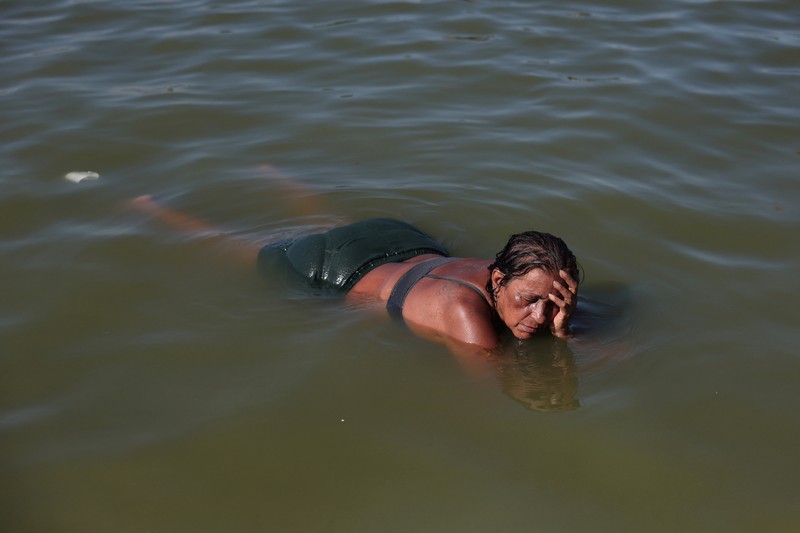 Pemandangan drone menunjukkan orang-orang menikmati pantai Macumba, selama gelombang panas di Rio de Janeiro, Brasil, 16 Februari 2025. Pemandangan drone menunjukkan orang-orang menikmati pantai Macumba, selama gelombang panas di Rio de Janeiro, Brasil, 16 Februari 2025. (REUTERS/Ricardo Moraes)