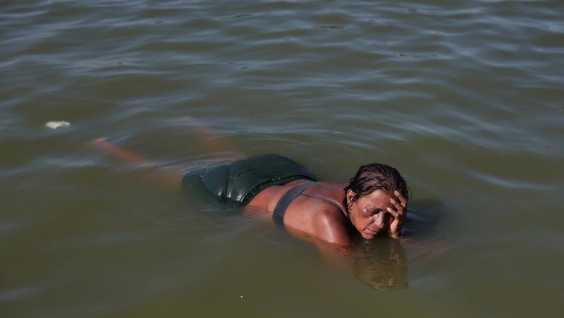 Pemandangan drone menunjukkan orang-orang menikmati pantai Macumba, selama gelombang panas di Rio de Janeiro, Brasil, 16 Februari 2025. (REUTERS/Ricardo Moraes)
