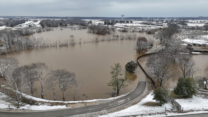 Sungai Barren yang menjulang tinggi mengalir melalui Bowling Green, Ky., Minggu, 16 Februari 2025, setelah hujan lebat yang dimulai Sabtu pagi membawa hampir lima inci hujan dan salju ke Warren County. (Jack Dobbs/Daily News via AP)