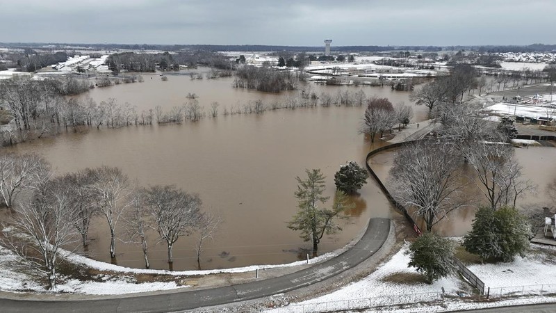 Sungai Barren yang menjulang tinggi mengalir melalui Bowling Green, Ky., Minggu, 16 Februari 2025, setelah hujan lebat yang dimulai Sabtu pagi membawa hampir lima inci hujan dan salju ke Warren County. (Jack Dobbs/Daily News via AP)