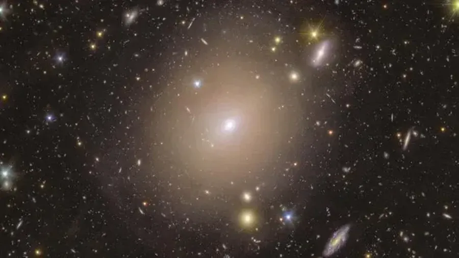 Teleskop Euclid temukan 'cincin Einstein' langka yang tersembunyi di dekat Bumi — dan galaksi kuno yang tak bernama di baliknya. (Dok. NASA)