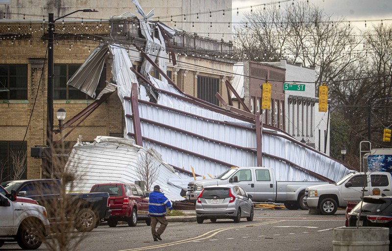 Sungai Barren yang menjulang tinggi mengalir melalui Bowling Green, Ky., Minggu, 16 Februari 2025, setelah hujan lebat yang dimulai Sabtu pagi membawa hampir lima inci hujan dan salju ke Warren County. (Jack Dobbs/Daily News via AP)