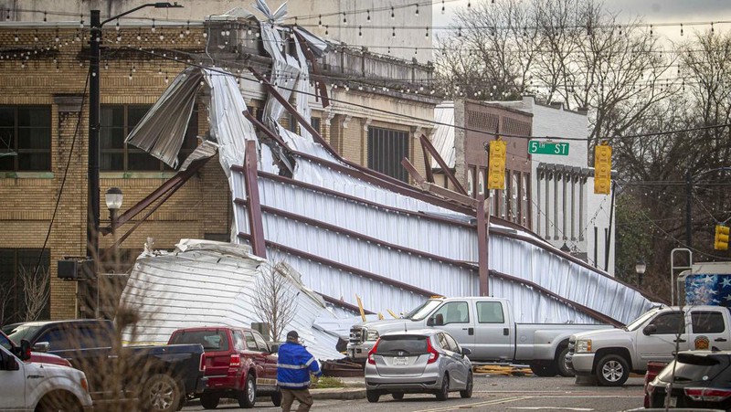 Sungai Barren yang menjulang tinggi mengalir melalui Bowling Green, Ky., Minggu, 16 Februari 2025, setelah hujan lebat yang dimulai Sabtu pagi membawa hampir lima inci hujan dan salju ke Warren County. (Jack Dobbs/Daily News via AP)