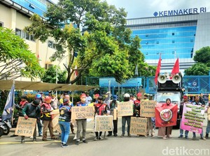 Ojol Demo di Kemnaker Tuntut THR Uang Bukan Bahan Pokok