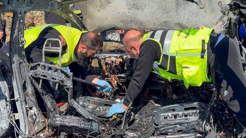 Warga dan pasukan keamanan berkumpul di dekat mobil yang rusak setelah serangan Israel, menurut sumber keamanan, di kota pelabuhan selatan Sidon, Lebanon, 17 Februari 2025. (REUTERS/ALI HANKIR) Warga dan pasukan keamanan berkumpul di dekat mobil yang rusak setelah serangan Israel, menurut sumber keamanan, di kota pelabuhan selatan Sidon, Lebanon, 17 Februari 2025. (REUTERS/ALI HANKIR)