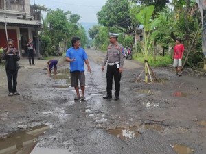 Warga Tanam Pohon Pisang di Jalan Rusak, ini Langkah Polisi Trenggalek
