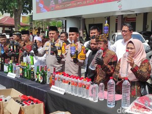 2.600 Botol Mitas di Jombang Disita, 4 Pedagang Diamankan