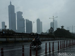 Waspada Mikroplastik Terbawa Hujan di Jakarta